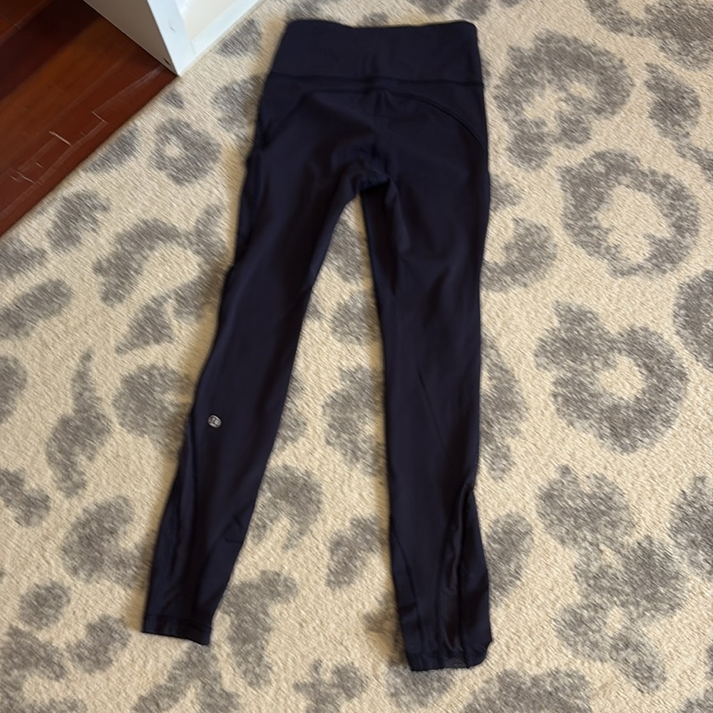 Lululemon Navy High-Waisted Leggings with zipper pockets - Picture 4 of 6